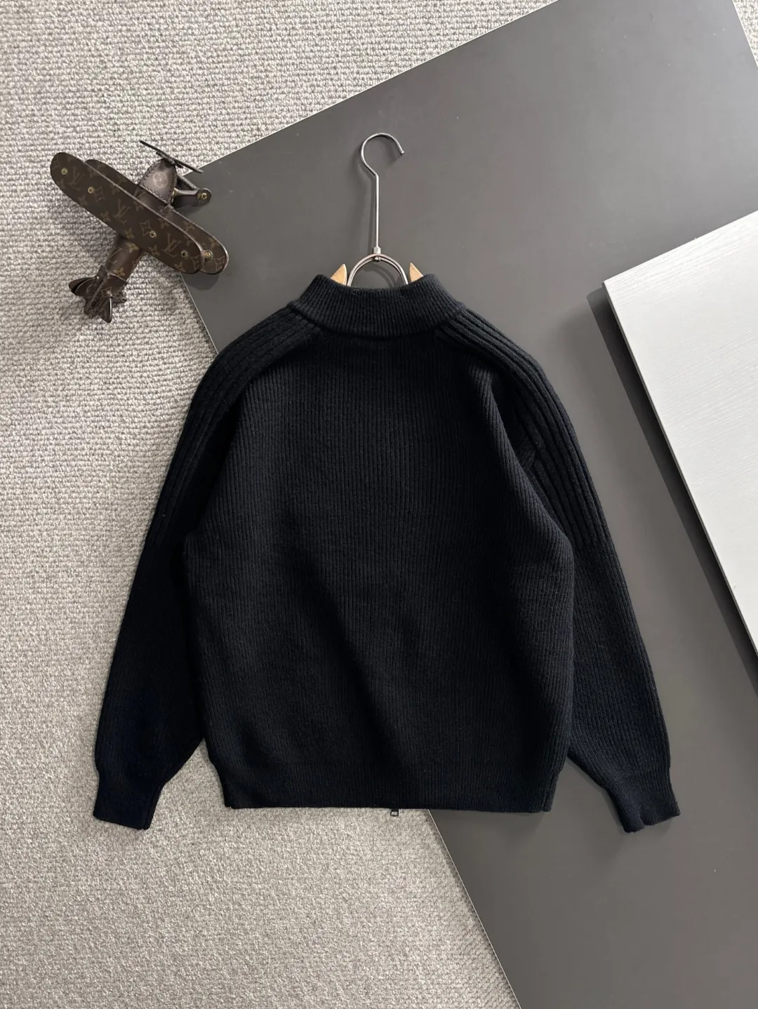 Next day shipping P460 Big Goose 2025 official website latest winter sweater, popular items are on sale at the counter simultaneously! Specially made of wool blended fabric. It feels comfortable and can be directly in contact with the skin. The logo badge is exquisitely embroidered, which is extremely eye-catching! The details highlight the fashionable charm of big brands. Exquisite workmanship. Three-dimensional cutting style. The wearing effect is invincible and handsome! All three standards are complete! Size: M-2XL
